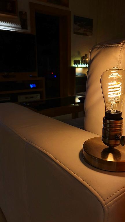Chytrá HUE Edison žárovka v retro soklu IKEA