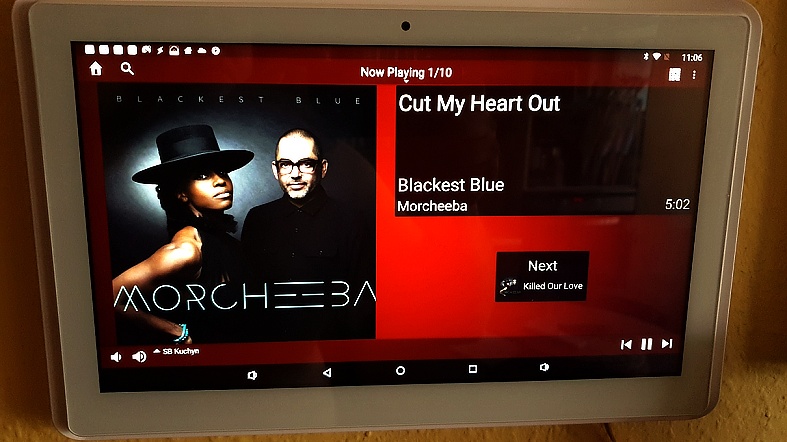 Hudební multiroom systém SqueezeBox na nástěnném tabletu