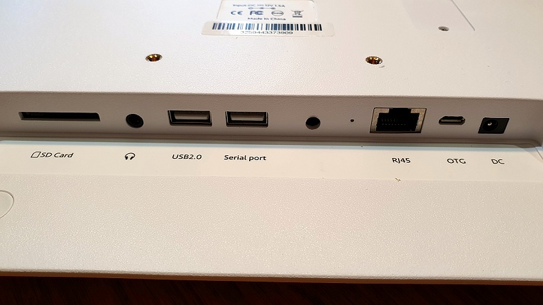 Neobvyklá výbava porty USB a SD card