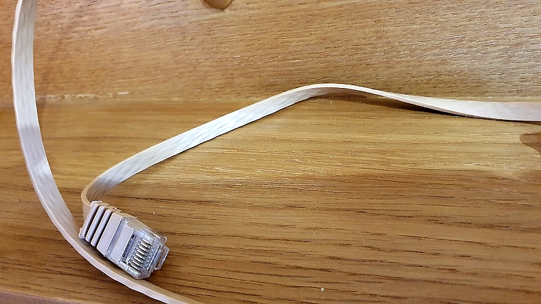 Tenký Ethernet kabel dodává do tabletu nejen data, ale i PoE napájení