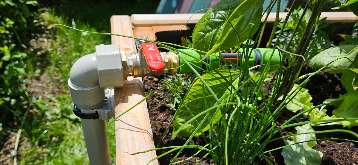 Zavlažování vyvýšeného záhonu průsakovou hadicí Gardena