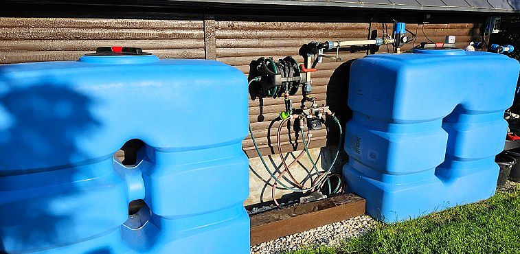 2x ELBI Aquapura 1000 spojené do jedné spojené nádoby (2000 l) s venkovní vodoinstalací