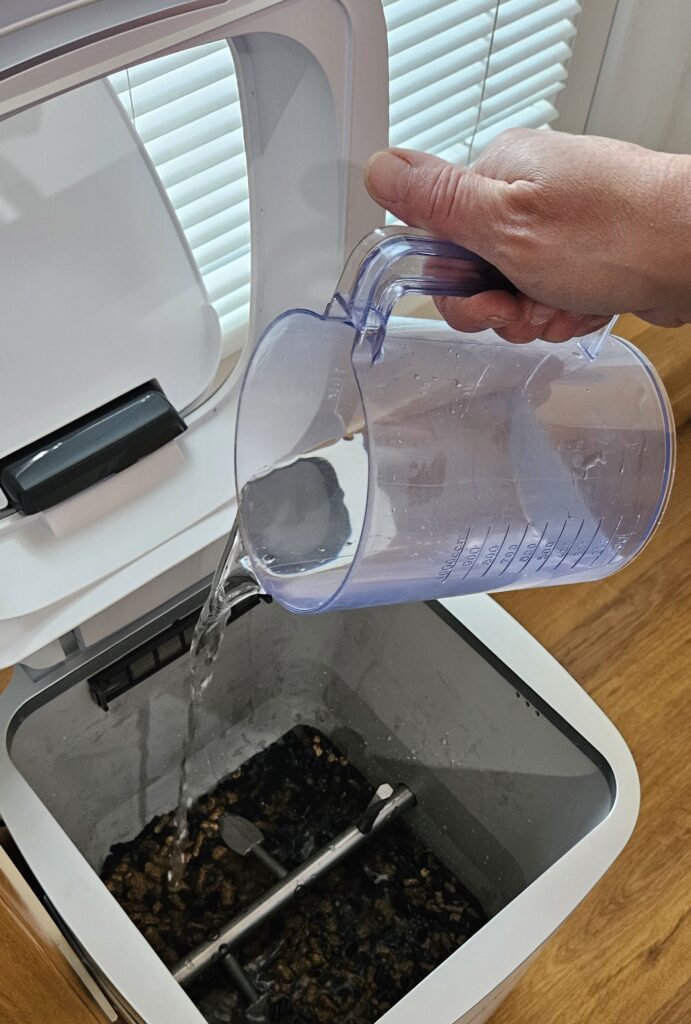 Reencle s nasypaným "ReencleMicrobe™ : Compost Starter" je potřebí zalít vodou