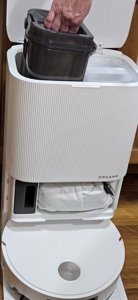 Otevřená dokovací stanice se zásobníky vody, detergentu a prachového odpadu